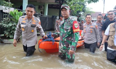 Polri-TNI-Bagikan-Makanan-ke-Warga-Terdampak-Banjir-di-Sawangan,-Depok